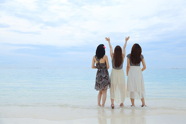 海を見る3人の女性